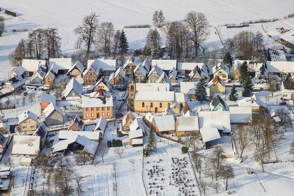 Aerial view: St. Lawrence Church in winter with snow in Siegen in the state Bas-Rhin, France.Photo: IMG_36234.jpg taken on 01/02/2011 by Werner Riehm/FLY-FOTO.comResolution of the original: 4752 x 3168 px