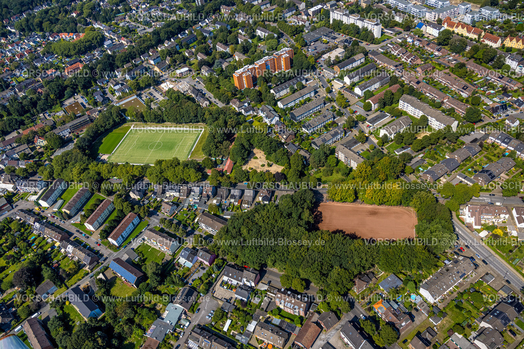 Gladbeck240806348 | Fußballstadion Dorstener Straße SV Zweckel 23 e.V. und Aschenplatz Brunnenstraße, Hochhaus mit orangefarbener Fassade an der Brunnenstraße und Reihenhäuser Wohnsiedlung, Zweckel, Gladbeck, Ruhrgebiet, Nordrhein-Westfalen, Deutschland