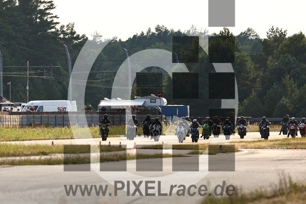 start-20240803_05319 | Schöne Erinnerungen an spannende Momente - das festzuhalten ist unser Job. PIXELrace.de ist seit 2003 auf den Rennstrecken Europas unterwegs um die Action draußen beim Fahren und die wunderbare Stimmung imm Fahrerlager für euch einzufangen.