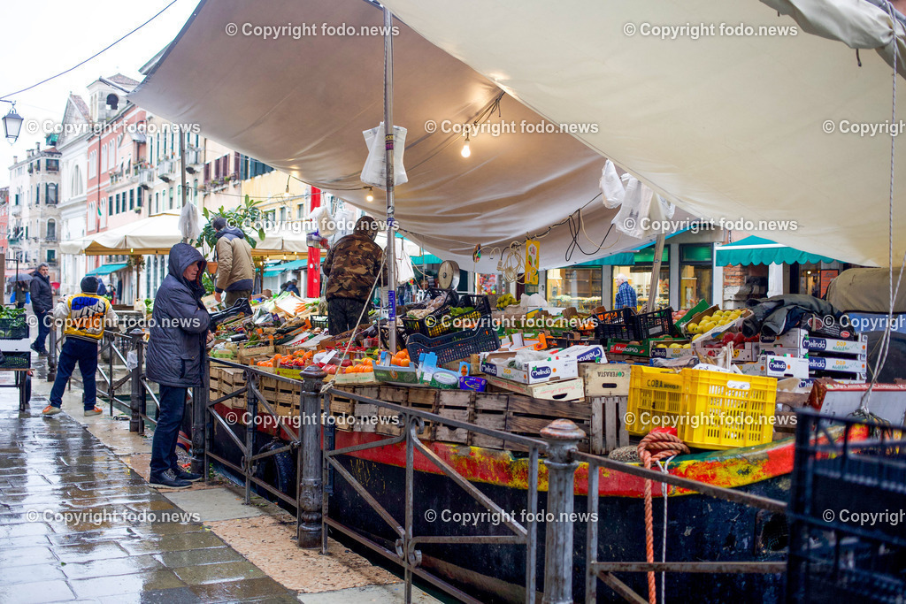 Italien_ Venedig_ 16.02.2024-43 | 16.02.2024, Italien, ITA, Venetien, Venedig, im Bild Venedig, Stadtansichten, Touristen, Reisefeature, venezianisch, Reise, Venedig, Venezia, Venetien, Stadtansicht, Campanile, Canale Grande, Markusplatz, Markuskirche, Touristen, Gondel, Gondolere, Faehre, Motorboot, Wassertaxi, Vaporetto, Adria, Lagune, Pfahlbauten, Bruecke, Rialtobruecke, La Gondola, Dogenpalast, Italien, Hochwasser, Creativ, Kreativ
