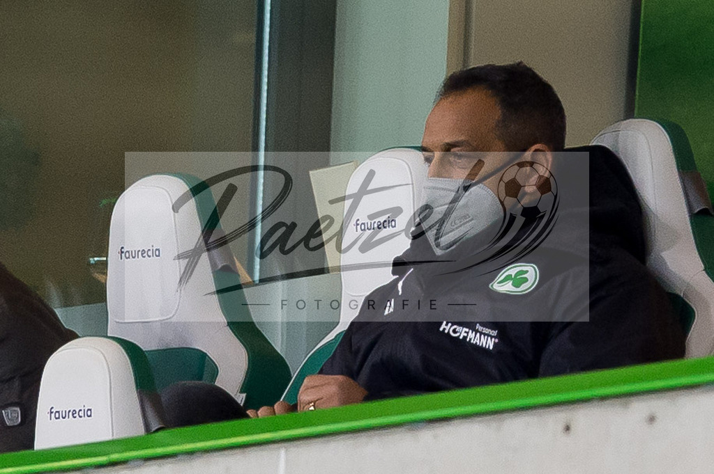 WOBFUE20220206_029 | Fussball, Herren: Geschaeftsfuehrer Sport Rachid Azzouzi (SpVgg Greuther Fuerth) schaut bei dem Spiel der 1. Bundesliga zwischen VfL Wolfsburg und SpVgg Greuther Fuerth in der Volkswagen Arena am 06.02.2022 in Wolfsburg, Deutschland.DFB / DFL REGULATIONS PROHIBIT ANY USE OF PHOTOGRAPHS AS IMAGE SEQUENCES AND/OR QUASI-VIDEO. - Realisiert mit Pictrs.com