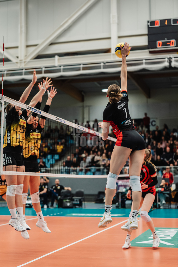 Volleyball | Frauen | Saison 2025/2026 | Volleyball Bundesliga | ETV Hamburger Volksbank Volleys vs. VfB Suhl LOTTO Thüringen | 07.03.2026 | Leonie Körtzinger (#7, ETV Hamburger Volksbank Volleys) beim Angriff