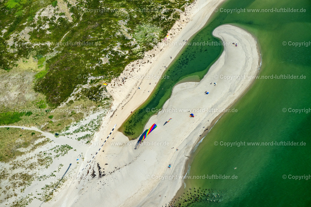 Sylt_Hörnum_Hörnumer_Odde_Drachen_Am_Strand_ELS_5570130825 | HöRNUM (SYLT) 13.08.2025 Freizeitgestaltung Drachen steigen lassen im Küstenbereich dee Hörnumer Odde der Nordseeinsel Sylt in Hörnum im Bundesland Schleswig-Holstein. // Leisure activities: flying kites in the coastal area of Hoernumer Odde on the North Sea island of Sylt in Hoernum in the federal state of Schleswig-Holstein. Foto: Martin Elsen