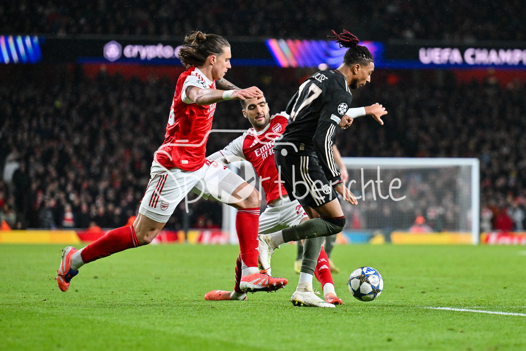 Arsenal FC - FC Bayern München | LONDON, ENGLAND - 26. NOVEMBER: im Duell Riccardo CALAFIORI (Arsenal FC 33), Mikel MERINO (Arsenal FC 23) und Michael OLISE (FC Bayern Munich 17) beim Ligaspiel zwischen Arsenal London und dem FC Bayern München am 5. Spieltag der UEFA Champions League im Emirates Stadium am 26.11.2025