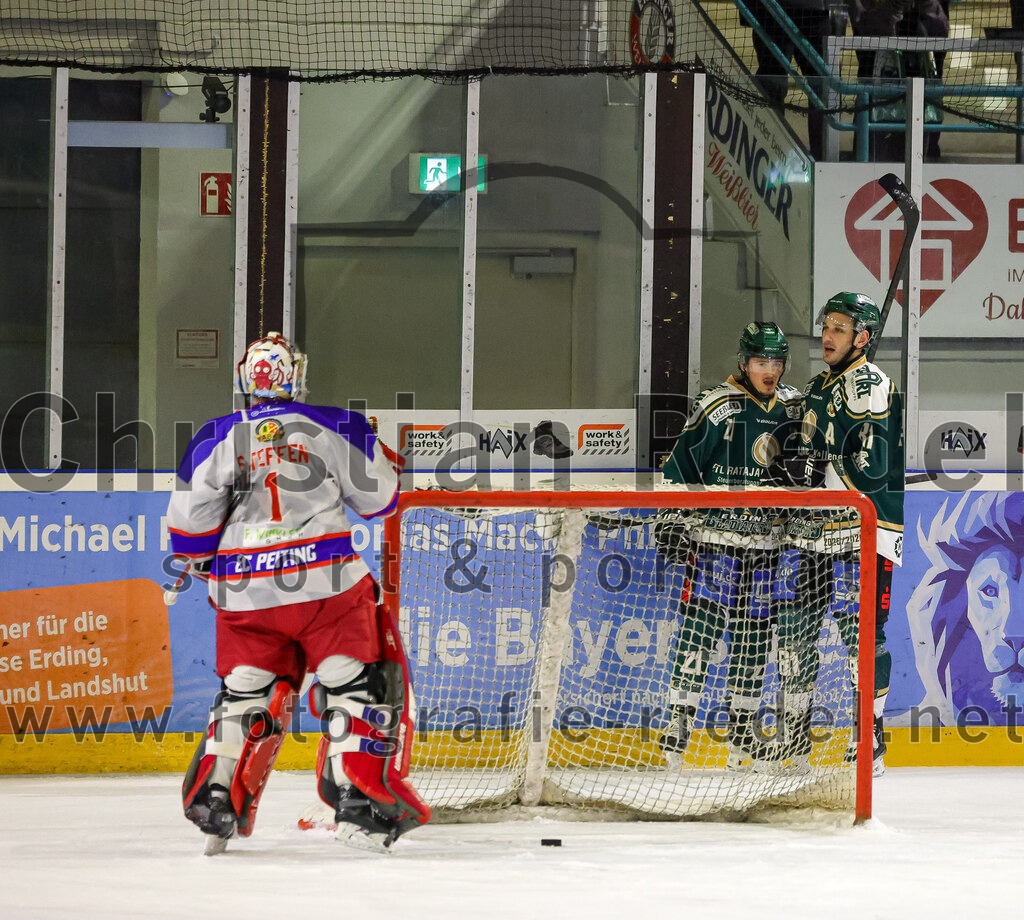 2026-02-15_076_TSV_Erding_gegen_EC_Peiting | Erding, Deutschland, 15.02.2026:Eishockey, Oberliga Süd 2025 / 2026, 47. Spieltag, TSV Erding gegen EC Peiting, Endergebnis: 4:5Torwart Tommi Steffen (EC Peiting, #1), Erik Modlmayr (Erding Gladiators, #21), Maximilian Forster (Erding Gladiators, #81)Foto: Christian Riedel / fotografie-riedel.net