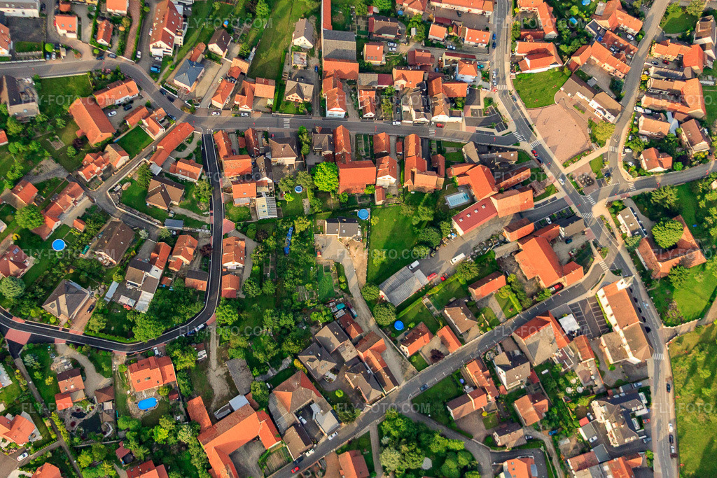 Aerial view: Top view of town center in Kilstett in the state Bas-Rhin, France. – Photo: IMG_28861.jpg taken on 06/14/2010 by Werner Riehm/FLY-FOTO.com – Resolution of the original: 4752 x 3168 px