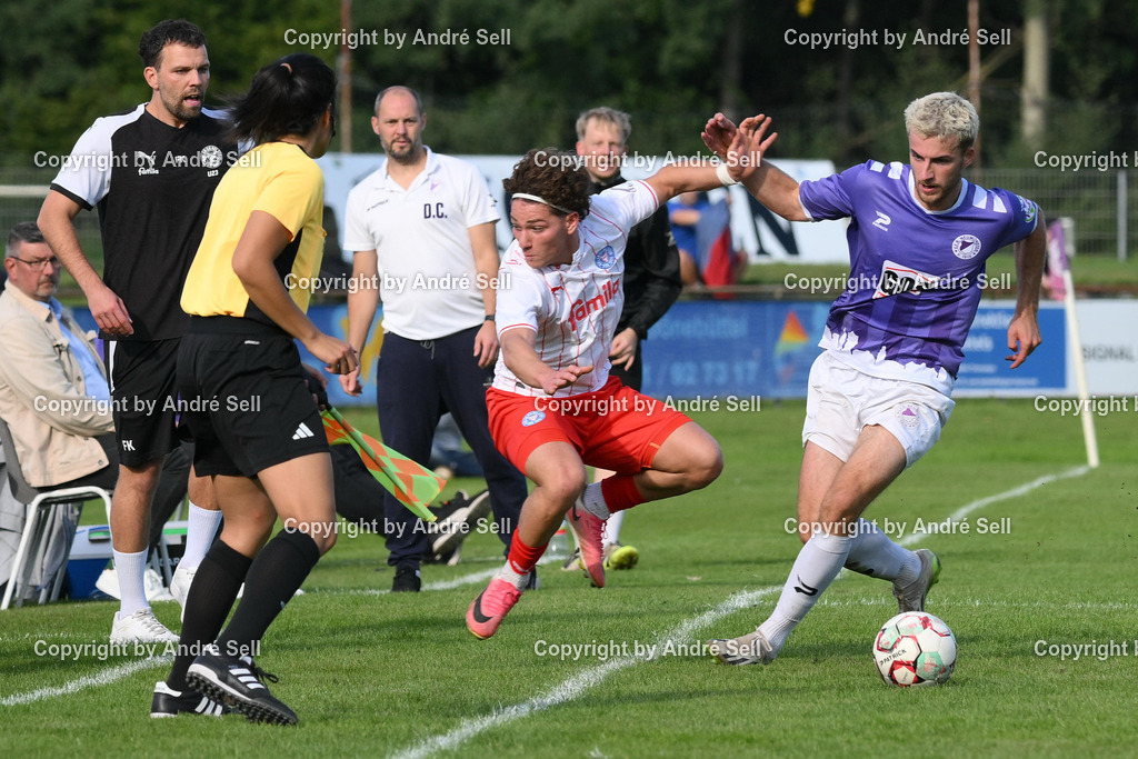 VfR Neumünster vs Holstein Kiel II | Jan Lippegaus (VfR #3) checkt Mätthi Meyer (Holstein #3) in die Holstein-Bank / Fußball-Oberliga Männer 2026/2027 / VfR Neumünster vs Holstein Kiel II / Grümmi-Arena / Neumünster / 27.09.26 - Realisiert mit Pictrs.com