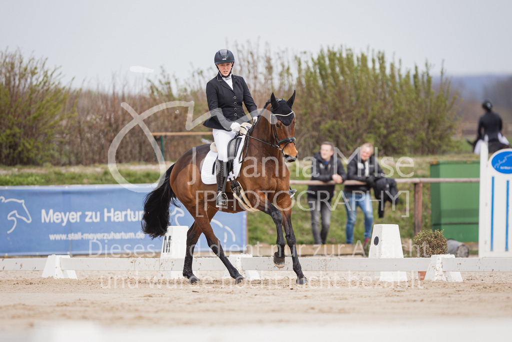 230410_Frühlingsfest_A-Dressur-412 | Deine schönsten Turniermomente als professionelle Fotos! Entdecke hochwertige Pferdesport-Fotografie im Online-Shop. Jetzt Fotos finden & bestellen!