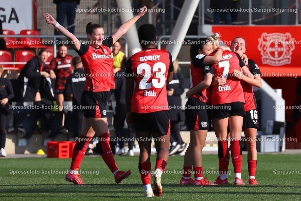 xSSC16032501003 | 16.03.2025, xsscx, Frauen Fußball, Bayer 04 Leverkusen - SV Werder Bremen, 1. Fußball Bundesliga, Ulrich-Haberland-Stadion, Saison 2024 2025: Die Spielerinnen von Bayer 04 Leverkusen jubelnd nach dem Tor von Caroline Kehrer (Bayer 04 Leverkusen 9) DFB regulations prohibit any use of photographs as image sequences and or quasi-video.