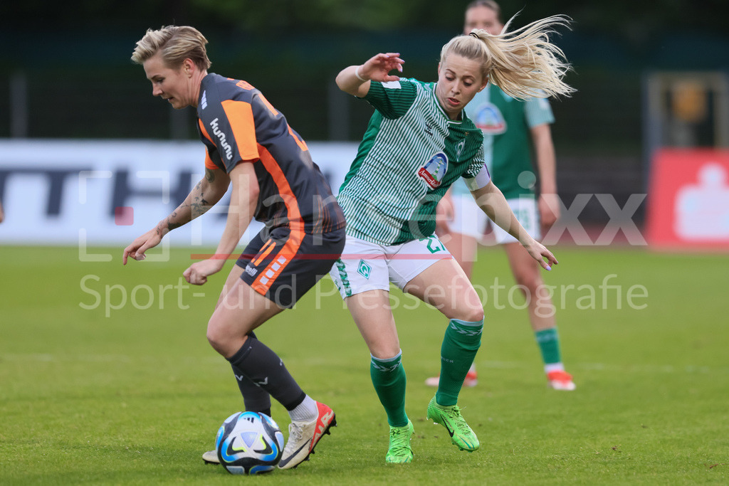 Fussball, Google Pixel Frauen-Bundesliga, SV Werder Bremen - MSV Duisburg | v.li.: Sarah Freutel (MSV Duisburg, 21) und Nina Lührßen (SV Werder Bremen, 27) im Zweikampf, Duell, Dynamik, Aktion, Action, Spielszene, DIE DFB-RICHTLINIEN UNTERSAGEN JEGLICHE NUTZUNG VON FOTOS ALS SEQUENZBILDER UND/ODER VIDEOÄHNLICHE FOTOSTRECKEN. DFB REGULATIONS PROHIBIT ANY USE OF PHOTOGRAPHS AS IMAGE SEQUENCES AND/OR QUASI-VIDEO.