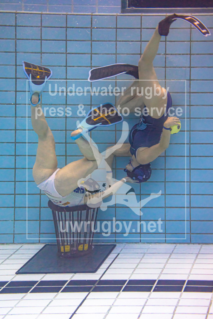 24. - 26.11.2023: Unterwasser-Rugby Champions Cup 2023  | Strafstoß im Damen-Spiel: Amager Uv-Rugby (Dänemark) in blau gegen Black Mermaids (Schweden) in weiß. Torwart für den schwedischen Meister ist  Linda Carlsson mit der weißen Nummer 3, Angreiferin für den dänischen Meister ist Pernille  Linnert Jensen mit der blauen Nummer 2. - Realisiert mit Pictrs.com