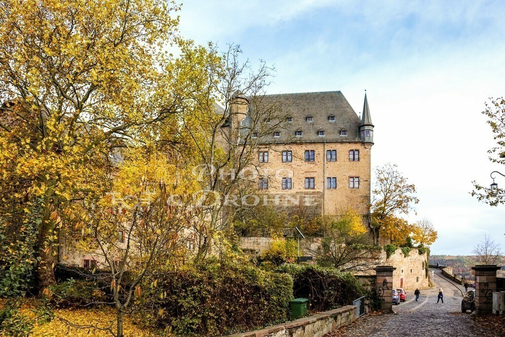 Landgrafenschloss Marburg-4430 | Das Marburger Schloss ist ein prägnantes Bauwerk in der Stadt Marburg, das im 11. Jahrhundert als Burg angelegt wurde und aufgrund seiner historischen Bedeutung als erste Residenz der Landgrafschaft Hessen sowie seines kunst- und bauhistorischen Interesses bemerkenswert ist. - Realisiert mit Pictrs.com