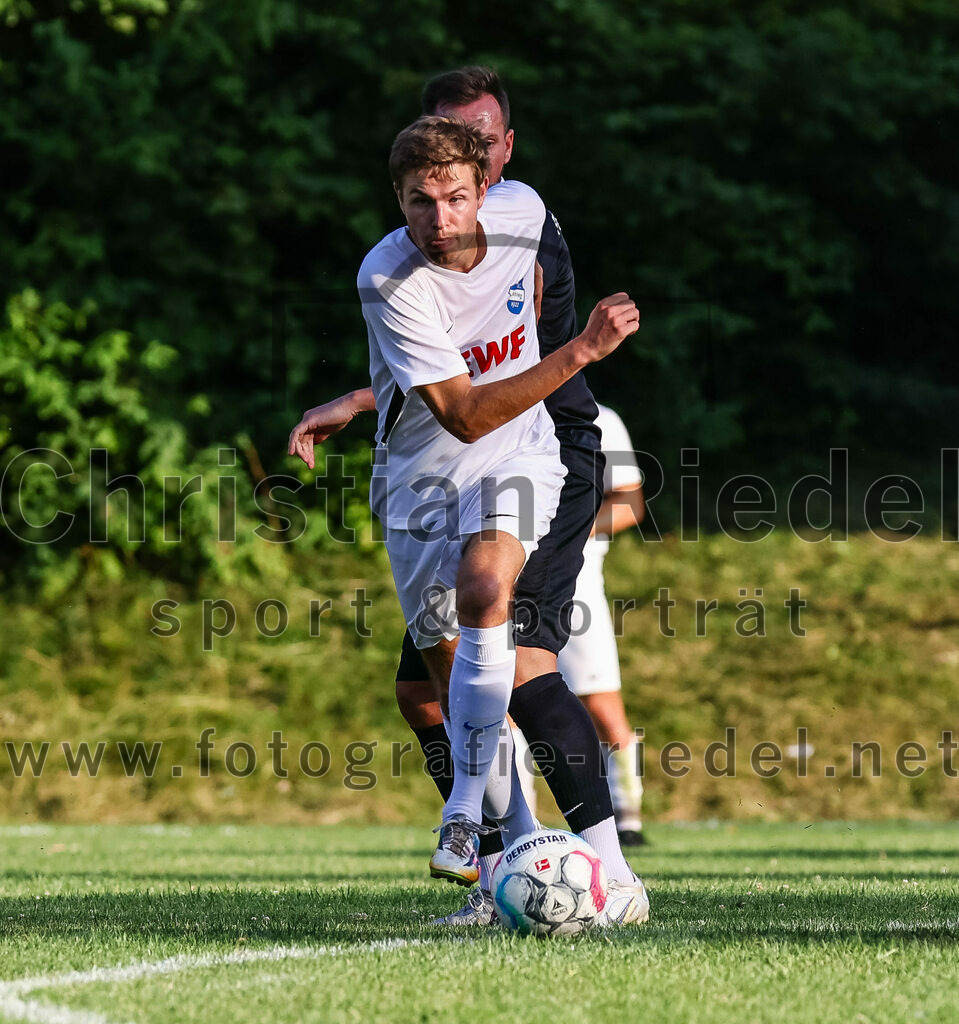 2023-07-18_073_FC_Herzogstadt_gegen_FC_Eitting | Erding, Deutschland, 18.07.2023:
Fußball, TOTO Pokal 2023 / 2024, 1. Spieltag, FC Herzogstadt gegen FC Eitting, Endergebnis: 2:4 n.E.

Maximilian Gröppmair (FC Eitting, #13), Attila Lanzendorfen (FC Herzogstadt, #17)

Foto: Christian Riedel / fotografie-riedel.net