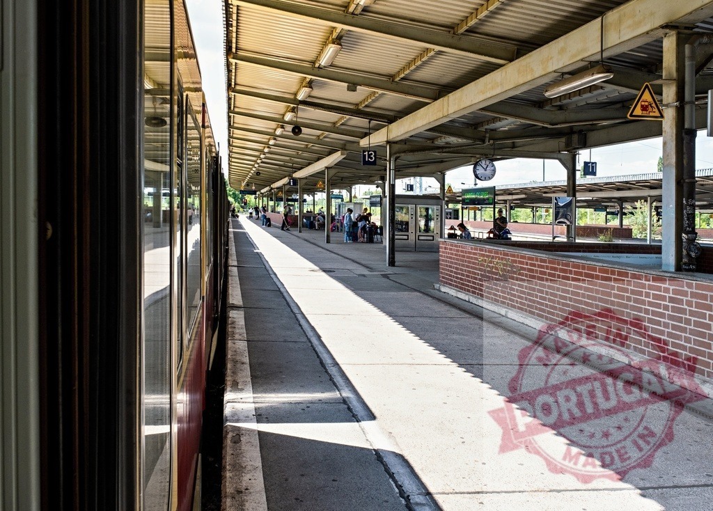 Berlin S-Bahn train waiting at platform | Berlin S-Bahn train standing at a station platform on a sunny day - Realisiert mit Pictrs.com