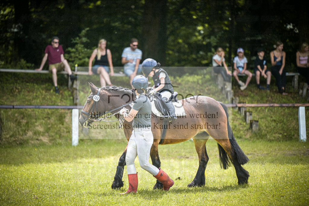 DOS_5173 | Entdecke hochwertige Reitturnierfotos von Foto Oger. Professionell, emotional und authentisch – jetzt Lieblingsmomente im Shop bestellen.Deutschlandweite Turnierfotografie. - Realisiert mit Pictrs.com