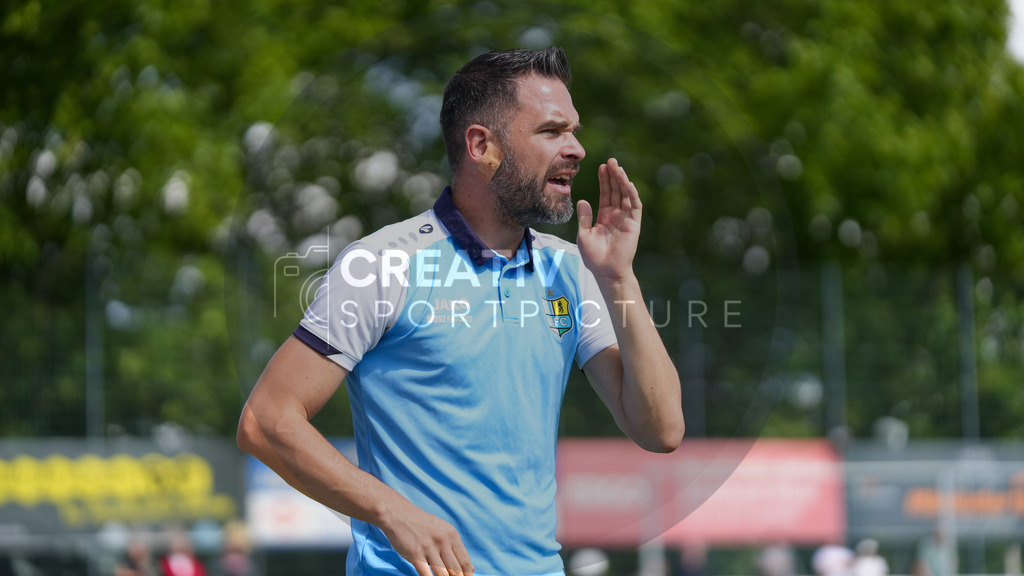 Fußball, Herren, Saison 2025/2026, Regionalliga Nordost, 2. Spieltag, FSV 63 Luckenwalde vs. Chemnitzer FC, Samstag 02.08.2025, Werner-Seelenbinder-Stadion Luckenwalde | Fußball, Herren, Saison 2025/2026, Regionalliga Nordost, 2. Spieltag, FSV 63 Luckenwalde vs. Chemnitzer FC, Samstag 02.08.2025, Werner-Seelenbinder-Stadion Luckenwalde, Im Bild: Benjamin Duda (Cheftrainer Chemnitz) - Realisiert mit Pictrs.com