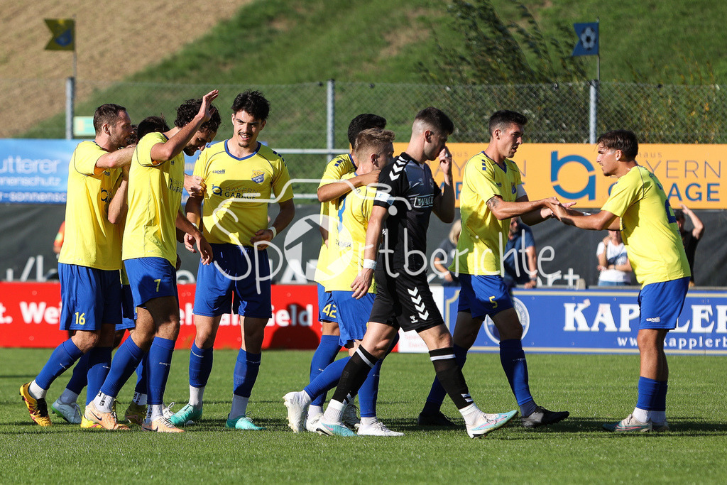 FC Pipinsried - SV Wacker Burghausen | Jubel der Hausherren nach dem Tor zum 1-0 durch Benedikt WIEGERT (FCP #28)