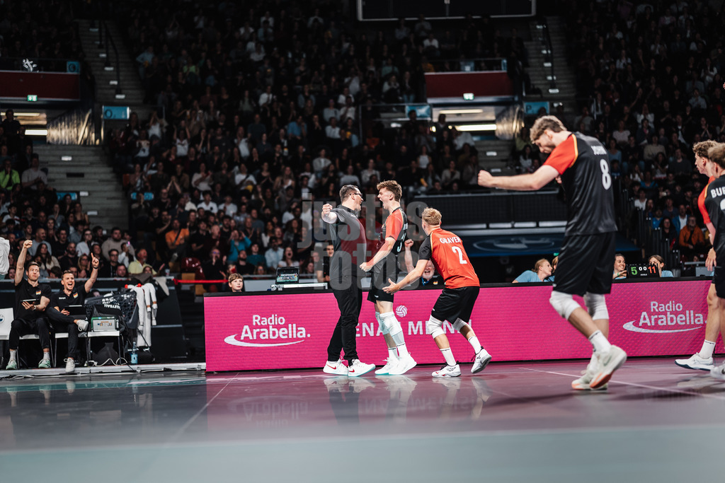 Volleyball | Männer | Testspiel | Deutschland vs. Italien | 26.05.2025 | v.l. Headcoach Thomas 'Bob' Ranner (Deutschland) und Theo Mohwinkel (#32, Deutschland) jubeln