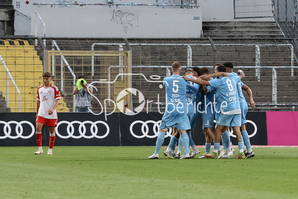 FC Bayern Amateure - Türkgücü München | Jubel der Gaeste nach dem Tor zum 1-2 durch Halit  YILMAZ (TGM #20) /