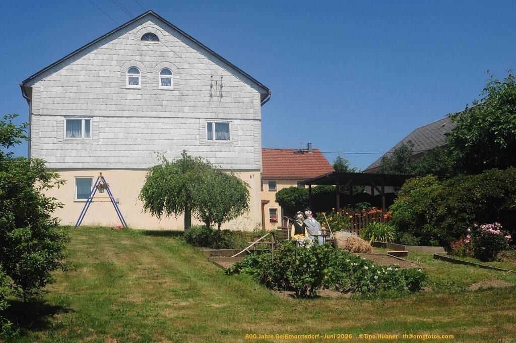Geißmannsdorf-2026-Ortsbilder-359 | Geißmannsdorf bei Bischofswerda im Sommer 2026. Ein fotografischer Streifzug durch das Dorf Geißmannsdorf, mit Gebäuden, Straßen, Strohpuppen und geschmückten Vorgärten und Grundstücken anlässlich der 800-Jahr-Feier von Geißmannsdorf im Juni 2026 - Realisiert mit Pictrs.com
