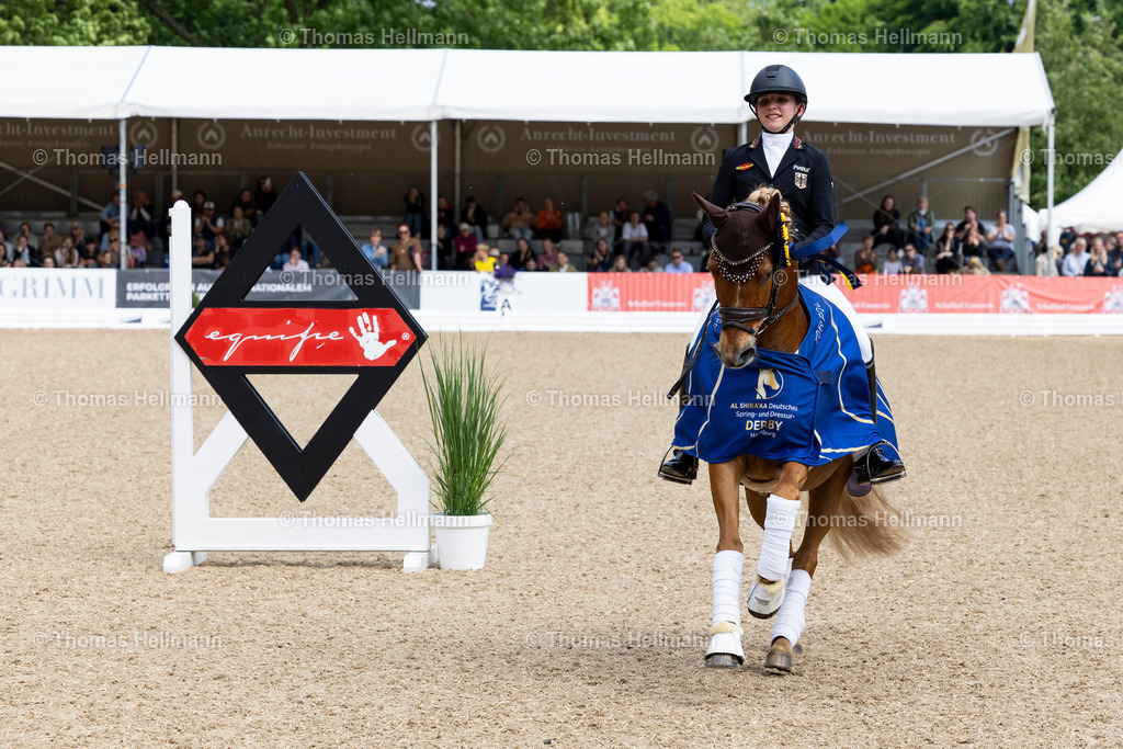 TH_525 Dobbi Dobsen_ Lilli von Helldorff_29208 | Al Shiraàa Deutsches Spring- und Dressur-Derby 2025 am 30.05.25 in Hamburg, Thomas Hellmann, 525 Dobbi Dobsen, Lilli von Helldorff