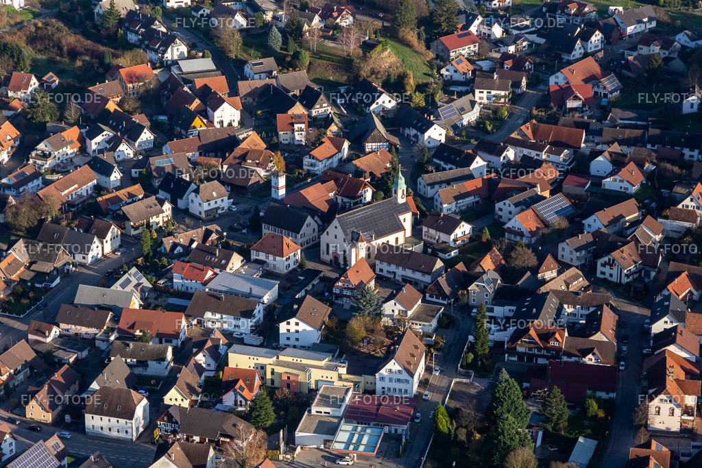 Kirchengebäude mit Photovoltaik-Dach im Dorfkern in Önsbach | Luftbild: Kirchengebäude mit Photovoltaik-Dach im Dorfkern in Önsbach im Ortsteil Önsbach in Achern im Bundesland Baden-Württemberg in Deutschland. Foto: IMG_119915.jpg vom 30.11.2019 durch Werner Riehm/FLY-FOTO.de - Realisiert mit Pictrs.com