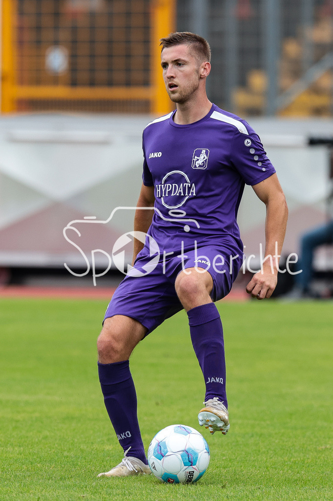 FC Augsburg - TSV Schwaben Augsburg | am BAll Dennis RUISINGER (TSV #5) / Freisteller / Einzelfoto