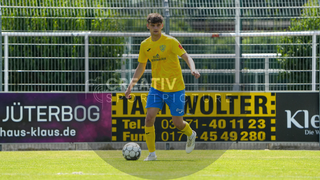 Fußball, Herren, Saison 2025/2026, 3. Luckenwalder Turmpokal, Werner-Seelenbinder-Stadion Luckenwalde, Spiel: FSV 63 Luckenwalde vs. F.C. Hansa Rostock U19,  | Fußball, Herren, Saison 2025/2026, 3. Luckenwalder Turmpokal, Werner-Seelenbinder-Stadion Luckenwalde, Spiel: FSV 63 Luckenwalde vs. F.C. Hansa Rostock U19,  Im Bild: Ole Schiebold (Luckenwalde) - Realisiert mit Pictrs.com