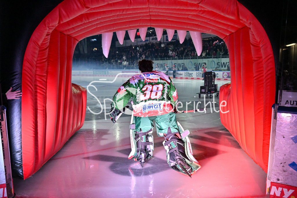 Augsburger Panther - Nürnberg Ice Tigers | Einlauf der Panther im Bild Strauss MANN (Augsburger Panther #38) / DEL: Augsburger Panther - Nuernberg Ice Tigers, Curt Frenzel Stadion am 06.12.2024