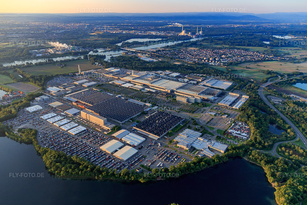 Luftbild: Automobilwerk Wörth mit Daimler LKW Werk und Industriepark Wörth GmbH in Wörth am Rhein im Bundesland Rheinland-Pfalz in Deutschland.Foto: IMG_114312.jpg vom 30.05.2019 durch Werner Riehm/FLY-FOTO.deDaimler TruckIndustriepark Wörth - Für die Zukunft bereit!