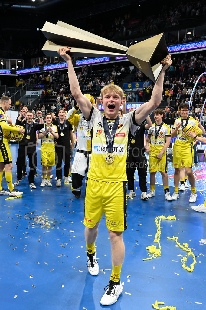 Zug United - HC Rychenberg - 25. April 2026 | Julian Egli (#10 HC Rychenberg Winterthur) mit Pokal am L-UPL Superfinal-Spiel zwischen Zug United und HC Rychenberg am 25. April 2026 in der BCF Arena, Fribourg, Schweiz.Bild: Sportfotografie Markus Aeschimann | www.markus-aeschimann.ch - Realisiert mit Pictrs.com