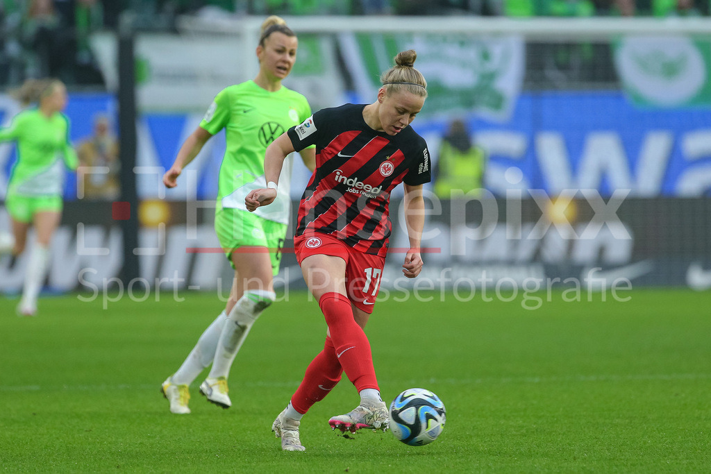Fussball, Google Pixel Frauen-Bundesliga, VfL Wolfsburg - Eintracht Frankfurt | v.li.: Pia-Sophie Wolter (Eintracht Frankfurt, 17) am Ball, Einzelbild, Ganzkörper, Aktion, Action, Spielszene, DIE DFB-RICHTLINIEN UNTERSAGEN JEGLICHE NUTZUNG VON FOTOS ALS SEQUENZBILDER UND/ODER VIDEOÄHNLICHE FOTOSTRECKEN. DFB REGULATIONS PROHIBIT ANY USE OF PHOTOGRAPHS AS IMAGE SEQUENCES AND/OR QUASI-VIDEO.