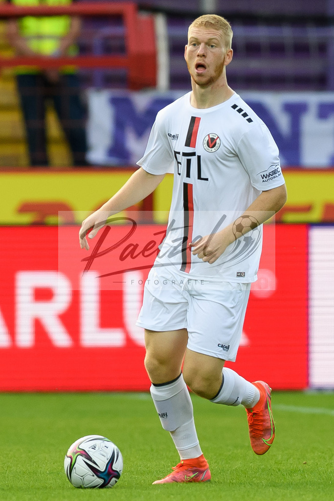 OSNVKO2021090620210906_116 | Fussball, Herren: Kai Klefisch (FC Viktoria Koeln) in Aktion, am Ball, Einzelaktion beim Spiel der 3. Liga zwischen VfL Osnabrueck und FC Viktoria Koeln im Stadion an der Bremer Bruecke am 06.09.2021 in Osnabrueck, Deutschland.DFB / DFL REGULATIONS PROHIBIT ANY USE OF PHOTOGRAPHS AS IMAGE SEQUENCES AND/OR QUASI-VIDEO. - Realisiert mit Pictrs.com