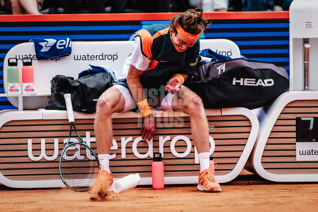 Tennis | Männer | bitpanda Hamburg Open Finale | ATP 500 | Andrei Andrejewitsch Rubljow (RUS) vs. Flavio Cobolli (ITA) | 24.05.2025 | Andrei Andrejewitsch Rubljow ist sauer wütend und wirft seine Flasche auf den Boden Ausraster