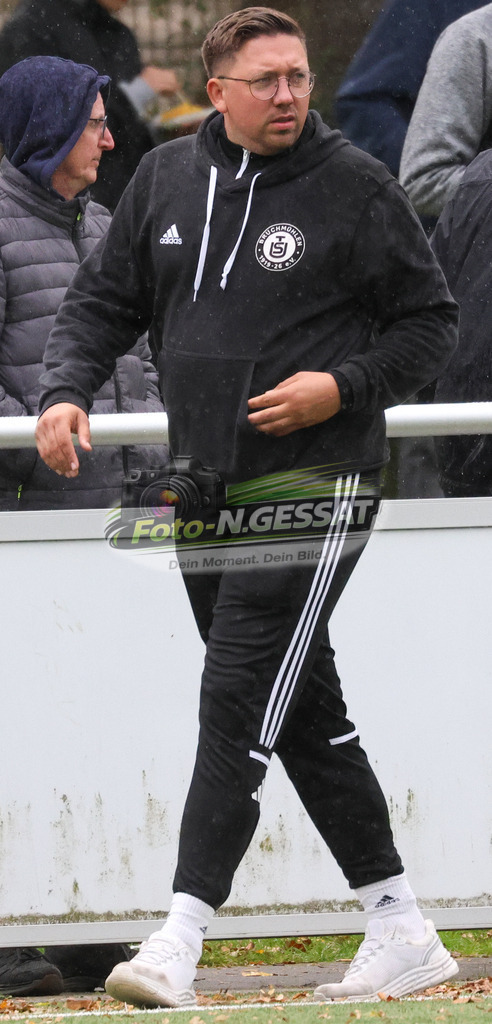 TuS Bruchmühlen - Bünder SV | Auf dem Bild zu sehen: TuS Bruchmühlen Trainer: Elias Morgenroth  TuS Bruchmühlen, Bünder SV, Saison 26/27, Kreisliga A, Bruchmühlen, Deutschland - Realisiert mit Pictrs.com