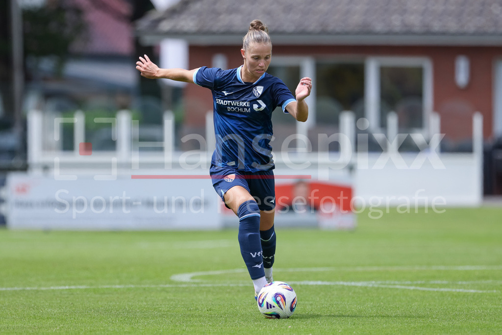 Fussball, Testspiel Frauen, SV Meppen - VfL Bochum | Franziska Wenzel (VfL Bochum, 31) am Ball, Freisteller, Einzelbild, Ganzkörper, Aktion, Action, Spielszene