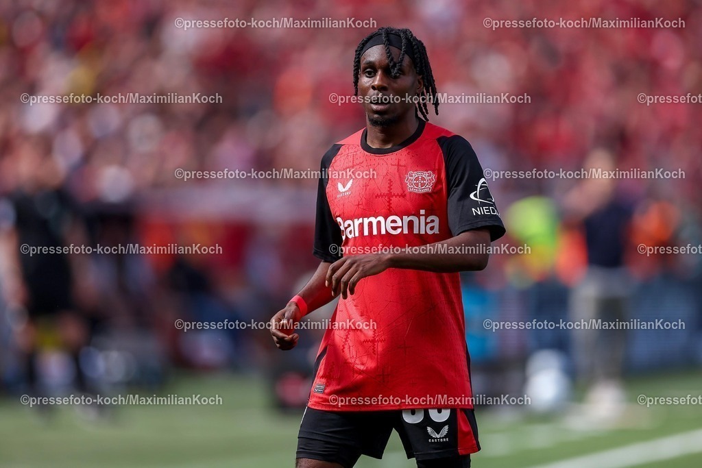 B0411052503442 | 11.05.2025, Fußball, Bayer 04 Leverkusen - Borussia Dortmund, 1. Fußball Bundesliga, 33. Spieltag, BayArena, Saison 2024 2025: Jeremie Frimpong (Bayer04 Leverkusen #30) DFB regulations prohibit any use of photographs as image sequences and or quasi-video.
