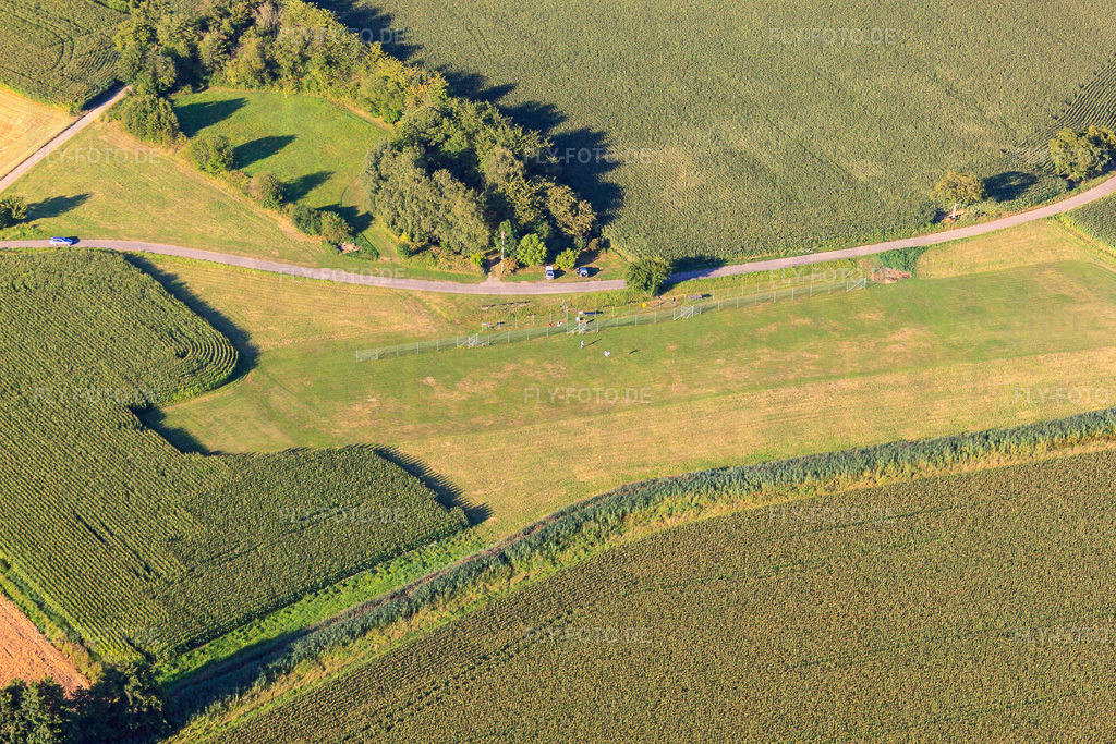 Modellflugplatz des MFC Bad Bergzabern http://www.mfc-badbergzabern.de/ | Luftbild: Modellflugplatz des MFC Bad Bergzabern http://www.mfc-badbergzabern.de/ in Oberotterbach im Bundesland Rheinland-Pfalz in Deutschland. Foto: IMG_51233.jpg vom 04.08.2012 durch Werner Riehm/FLY-FOTO.de - Realisiert mit Pictrs.com
