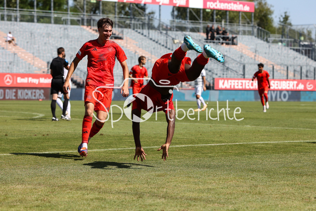 FC Würzburger Kickers - FC Bayern Amateure | Jubel nach dem Treffer zum 0-1 durch Nestory IRANKUNDA (FC Bayern München II #7) / Tor / Freude / Happy / Torschuetze / Flick Flack / Salto / Regionalliga Bayern: FC Würzburger Kickers - FC Bayern München II, AKON Arena am 24.08.2024