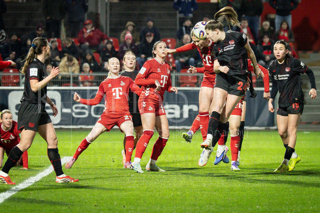 Frauen Fußball-Bundesliga; Bayer 04 Leverkusen - 1. FC Köln, 13.02.2026 | Lilla Turanyi (Bayer 04 Leverkusen, 24) per Kopf nach einem Eckball; Bayer 04 Leverkusen - 1. FC Köln an Spieltag 18 der Google Pixel Frauen-Bundesliga am 13.02.2026 im Ulrich-Haberland-Stadion in Leverkusen (Nordrhein-Westfalen). DFL REGULATIONS PROHIBIT ANY USE OF PHOTOGRAPHS AS IMAGE SEQUENCES AND/OR QUASI-VIDEO.