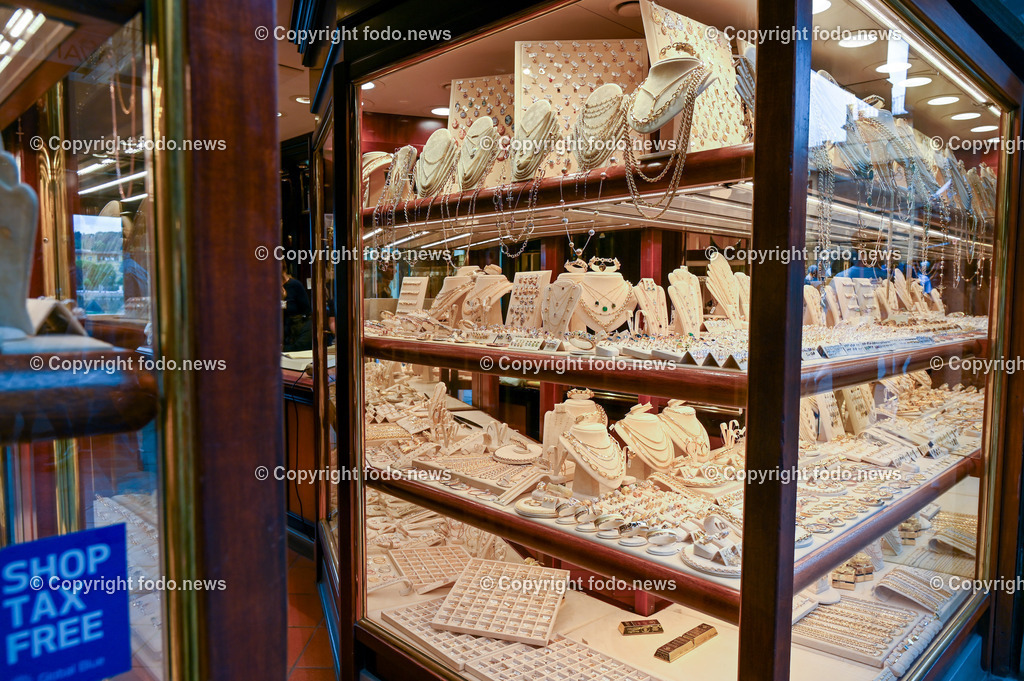 Italien_ Toscana_ Florenz_ 30.05.2024-401 | 30.05.2024, Italien, ITA, Toskana, Florenz im Bild Stadtansichten, Gebäude, Architektur, Touristen, Historisch, Souvenir, Altstadt, Museum, Statuen, Skulpturen, Piazza della Signoria, Statue David, Palazzo Vecchio, Neptunbrunnen, Piazza della Repubblica, Ponte Vecchio, Brücke, Uffizien, Kathedrale Santa Maria del Fiore, Arno, Fluß


Florenz, Firenze, ist eine italienische Großstadt. Nach Einwohnern ist sie die achtgrößte Stadt Italiens. Florenz ist die Hauptstadt sowie größte Stadt der Region Toskana und der Metropolitanstadt Florenz, in der etwa eine Million Menschen leben. Florenz ist für seine Geschichte berühmt. Leonardo da Vinci verbrachte große Teile seiner Jugend in Florenz, Michelangelo fand Unterschlupf in der Kirche der Medici, Galileo Galilei wohnte als Hofmathematiker in den Palästen der Medici. Von 1865 bis 1871 war die Stadt die Hauptstadt des neu gegründeten Königreichs Italien. Das historische Zentrum von Florenz zieht Jahr für Jahr Millionen von Touristen an. Die historische Innenstadt wurde von der UNESCO im Jahre 1982 zum Weltkulturerbe erklärt. 
Quelle: Wikipedia
