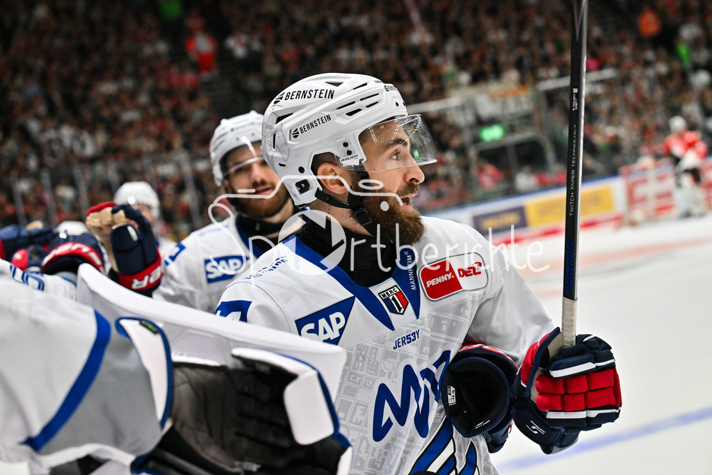 Augsburger Panther - Adler Mannheim | Jubel der Adler nach dem Treffer zum 4-3 durch Anthony GRECO (Adler Mannheim 44) / Tor / Torschuetze / Freude / Happy / DEL: Augsburger Panther - Adler Mannheim; Curt Frenzel Stadion am 14.09.2025