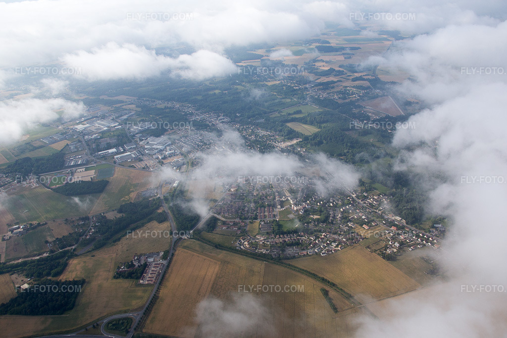 Aerial view: View of the town in Amilly in the state Loiret, France.Photo: IMG_082600.jpg taken on 06/21/2015 by Werner Riehm/FLY-FOTO.comResolution of the original: 5472 x 3648 px