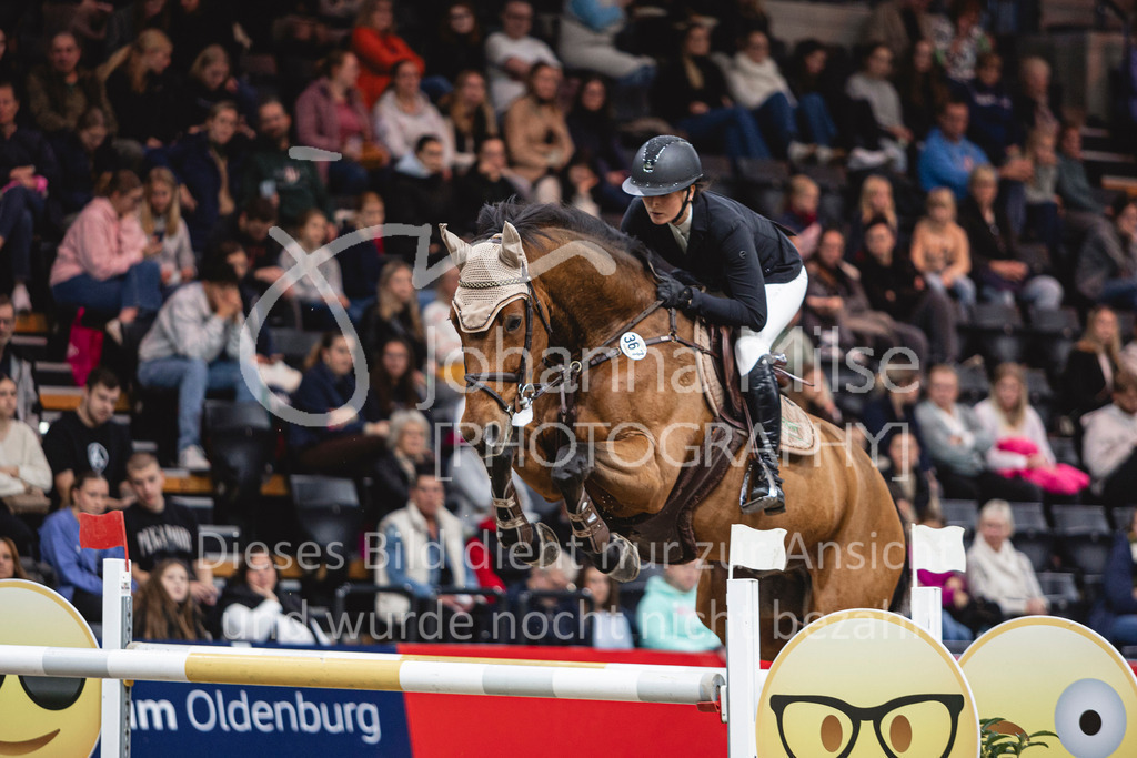 241103_Oldenburg_FinaleMittlereTour-230 | Deine schönsten Turniermomente als professionelle Fotos! Entdecke hochwertige Pferdesport-Fotografie im Online-Shop. Jetzt Fotos finden & bestellen!