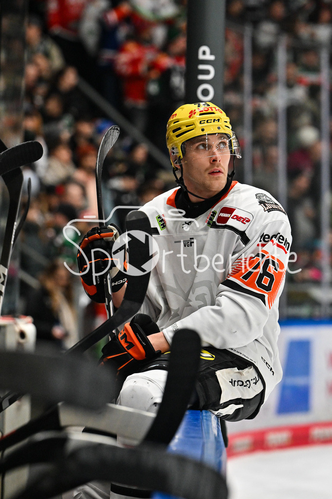 Augsburger Panther - Löwen Frankfurt | AUGSBURG, GERMANY - 16. JANUARY: im Bild  Daniel WIRT (Löwen Frankfurt 76) mit hängendem Kopf auf der Bank der Gäste während dem Match zwischen den Augsburger Panthern und den Löwen Frankfurt am 40. Spieltag der penny DEL im Curt Frenzel Stadion
