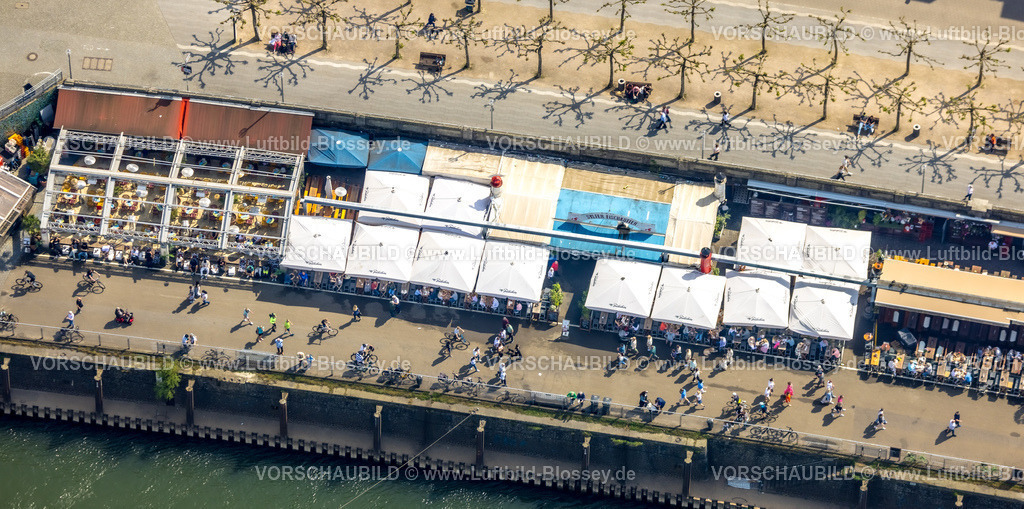 Duesseldorf240500968 | Luftbild, Altstadt Rheinuferpromenade, Gäste Außengastronomie im Lokal mit Jalousiedach, Altstadt, Düsseldorf, Rheinland, Nordrhein-Westfalen, Deutschland