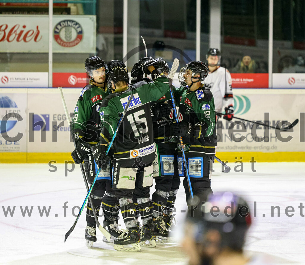 2022-09-30_139_TSV_Erding_gegen_EV_Dingolfing | Erding, Deutschland, 30.09.2022:
Eishockey, Bayernliga 2022 / 2023, Testspiel, TSV Erding gegen EV Dingolfing, Endergebnis: 3:4

Elias Maier (Erding Gladiators, #15), Dominik Wagner (Erding Gladiators, #12)

Foto: Christian Riedel / fotografie-riedel.net