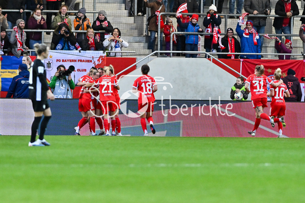 FC Bayern München - VfL Wolfsburg | MUNICH, GERMANY - 22. FEBRUARY: Jubel der Bayern Frauen nach dem Treffer zum 2-1 durch Jovana DAMNJANOVIC (FC Bayern Munich 9) während dem Spiel zwischen den Frauen des FC Bayern München und den Frauen des VfL Wolfsburg am 19. Spieltag der Google Pixel Frauen-Bundesliga am FC Bayern Campus