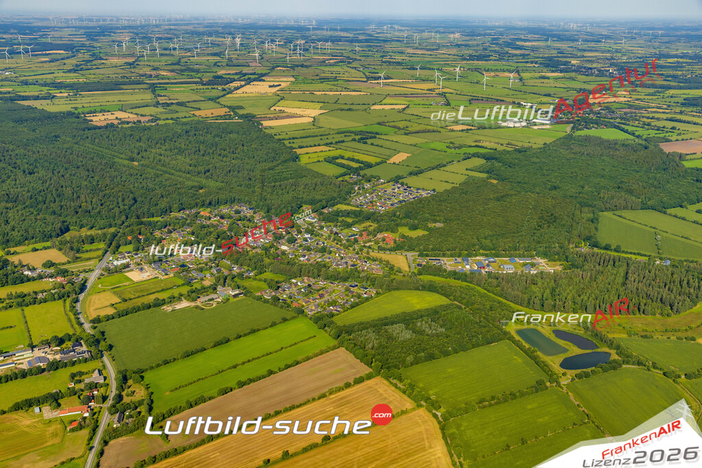 Übersichts Bild Wallsbüll - Die Luftaufnahme wurde 2025 vom UL-Flugzeug heraus erstellt ( keine Drohnenaufnahme ) - Hochauflösende Luftaufnahme - für Wandbilder und großformatige Ausdrucke geeignet. Das besondere Geschenk!Hier alle&nbsp;Infos zur Lizenzierung der LuftaufnahmeWir fliegen auch dieses Jahr wieder in Ihre Region um Luftbilder zu erstellen.- Luftbild anfragen