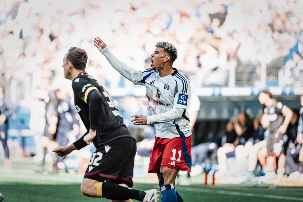 Fußball | Männer | Saison 2024/2025 | 2. Fußball-Bundesliga | 31. Spieltag | Hamburger SV vs. Karlsruher SC | 27.04.2025 | Ransford Königsdörffer (#11, HSV) beschwert sich lautstark ärgert sich